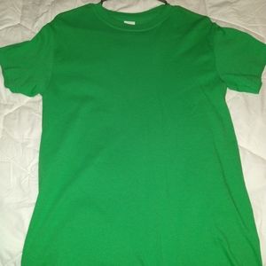I am selling a Gildan green short sleeve shirt. Never worn, in perfect condition